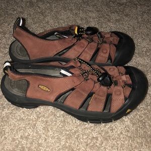 KEEN womens 8.5 brown hiking waterproof shoes